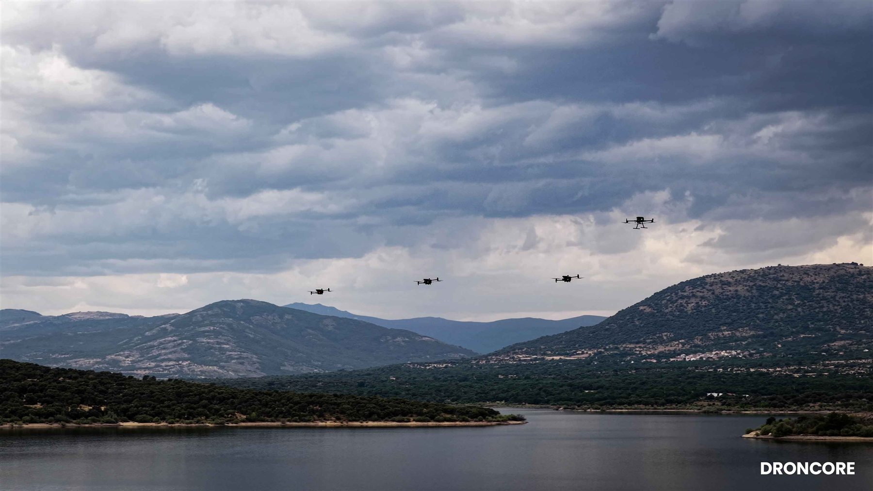 Cuatro drones DJI Enterprise en vuelo sobre el embalse de Riosequillo