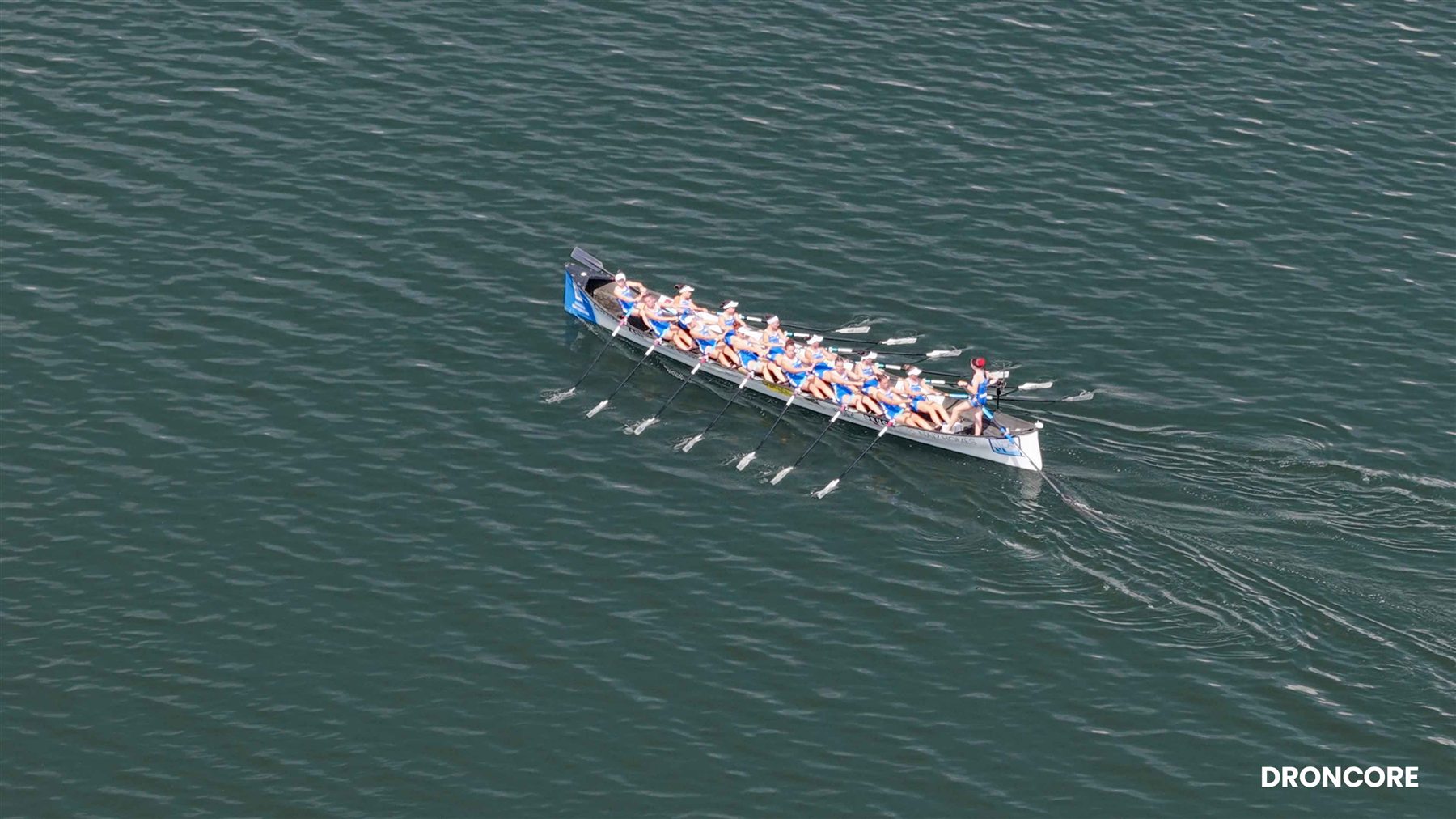 Trainera compitiendo en el embalse de Riosequillo